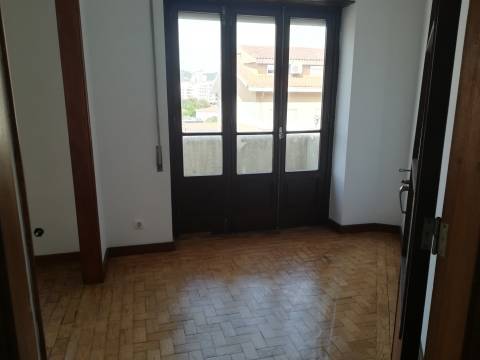Apartamento T4 - Bairro Norton de Matos - Coimbra/Venda