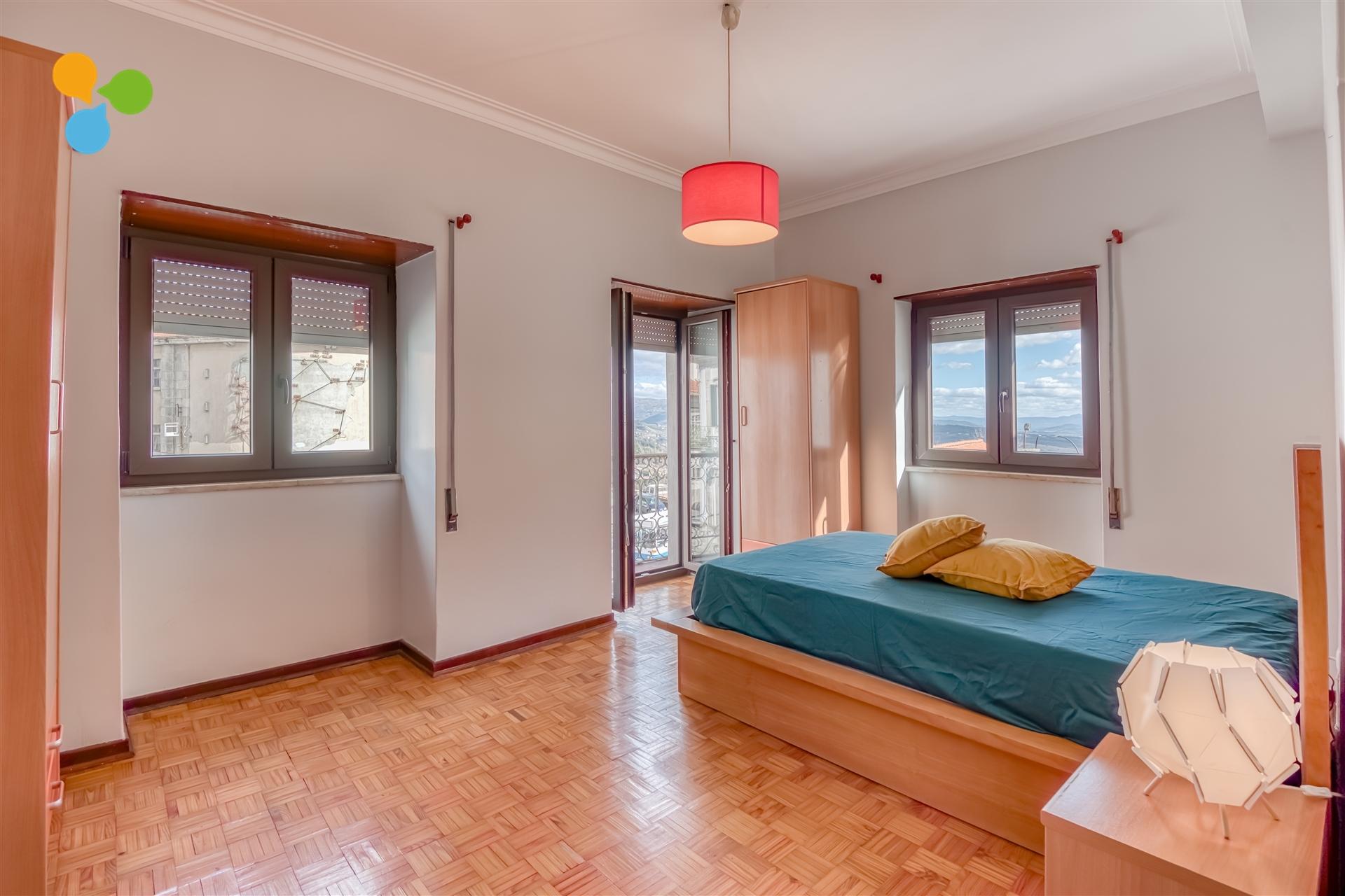 Quarto T4 TRIPLEX Arrendamento em Covilhã e Canhoso,Covilhã