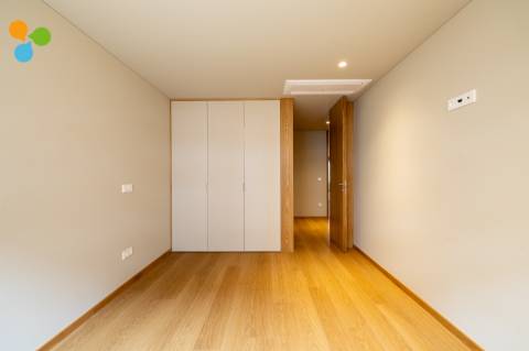 Apartamento T2 novo c/ terraço e 2 lugares de garagem