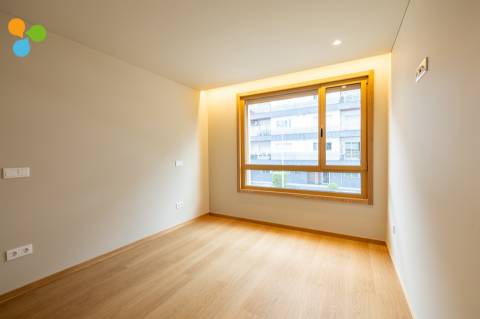 Apartamento T2 novo c/ terraço e 2 lugares de garagem