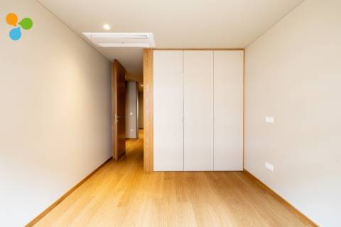 Apartamento T2 novo c/ terraço e 2 lugares de garagem