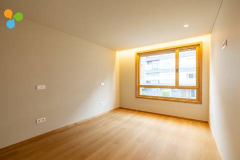 Apartamento T2 novo c/ terraço e 2 lugares de garagem