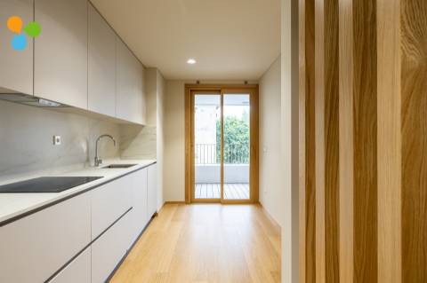 Apartamento T2 novo c/ terraço e 2 lugares de garagem