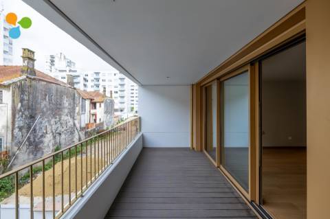 Apartamento T2 novo c/ terraço e 2 lugares de garagem