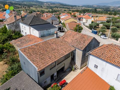 Moradia Geminada T4 para Remodelar – Monte do Bispo, Caria