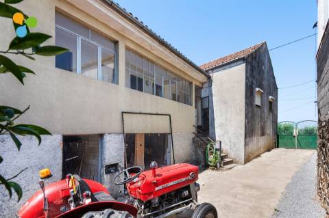 Moradia Geminada T4 para Remodelar – Monte do Bispo, Caria