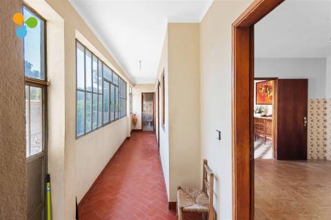 Moradia Geminada T4 para Remodelar – Monte do Bispo, Caria