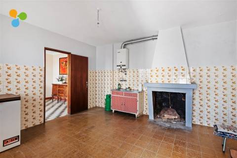 Moradia Geminada T4 para Remodelar – Monte do Bispo, Caria