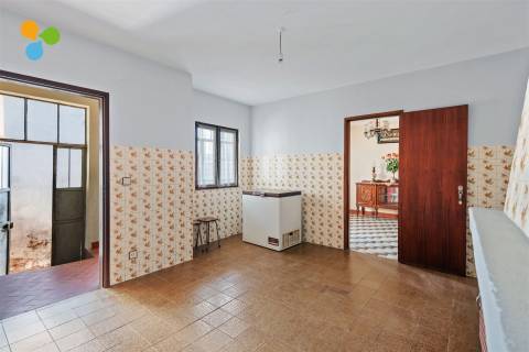 Moradia Geminada T4 para Remodelar – Monte do Bispo, Caria