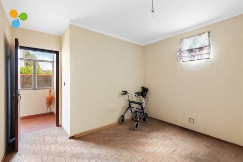 Moradia Geminada T4 para Remodelar – Monte do Bispo, Caria