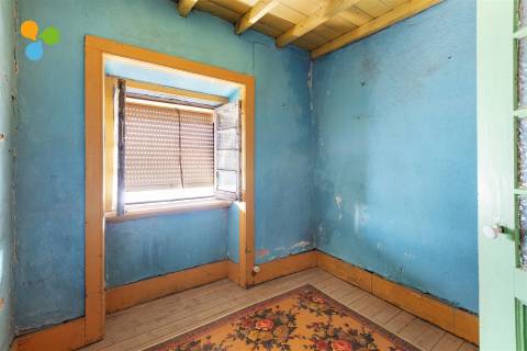 Moradia Geminada T4 para Remodelar – Monte do Bispo, Caria