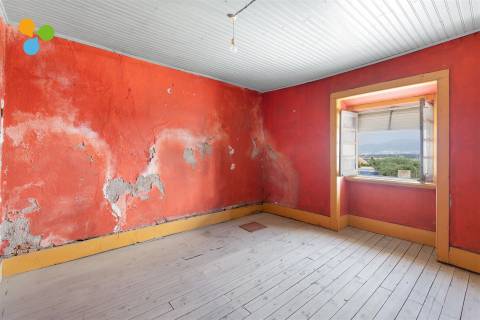 Moradia Geminada T4 para Remodelar – Monte do Bispo, Caria