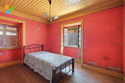 Moradia Geminada T4 para Remodelar – Monte do Bispo, Caria