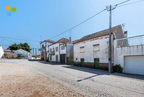 Moradia Geminada T4 para Remodelar – Monte do Bispo, Caria