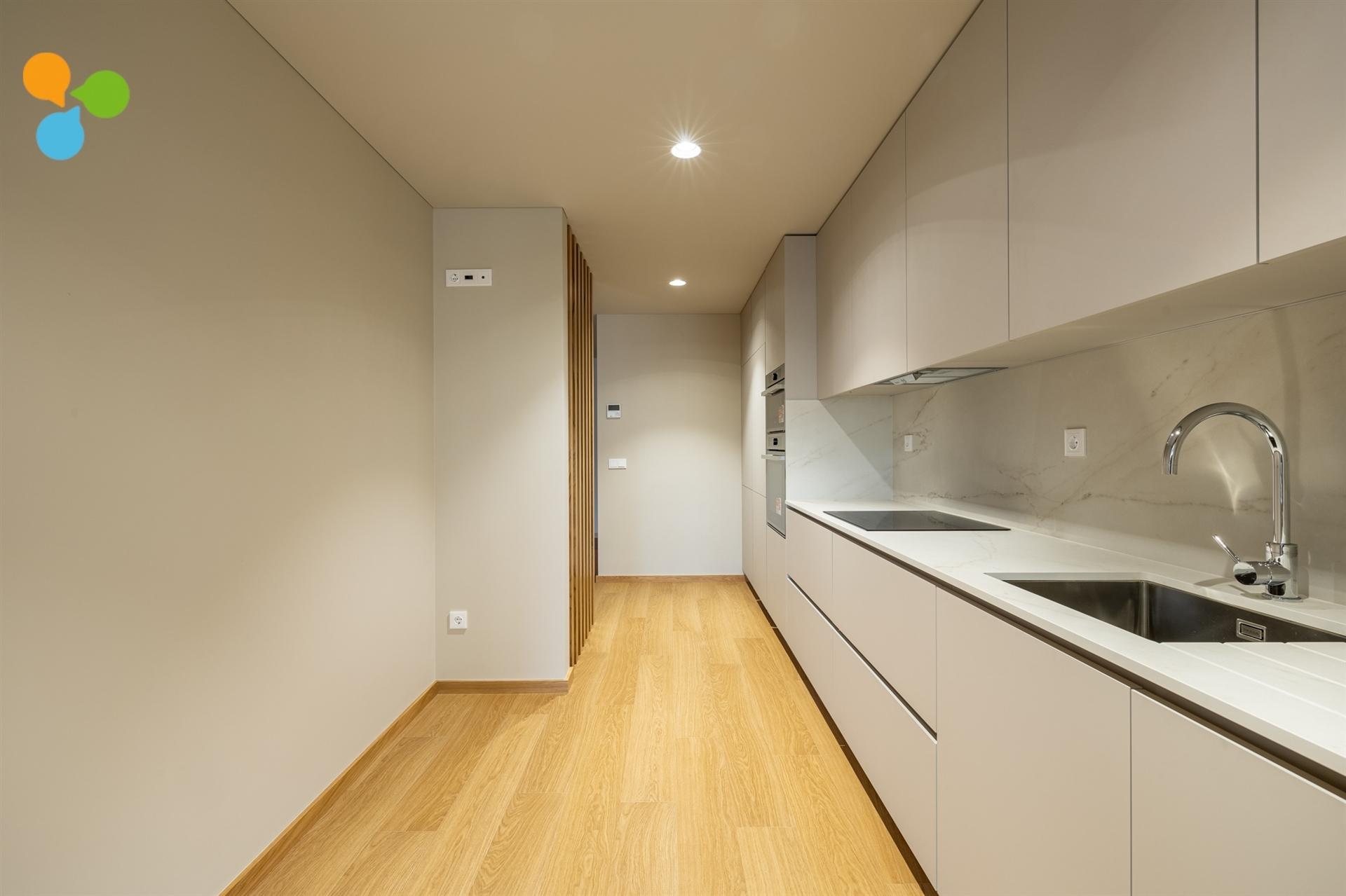 Apartamento T2 novo c/ terraço e 2 lugares de garagem
