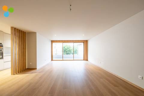 Apartamento T2 novo c/ terraço e 2 lugares de garagem