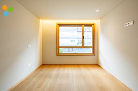 Apartamento T2 novo c/ terraço e 2 lugares de garagem