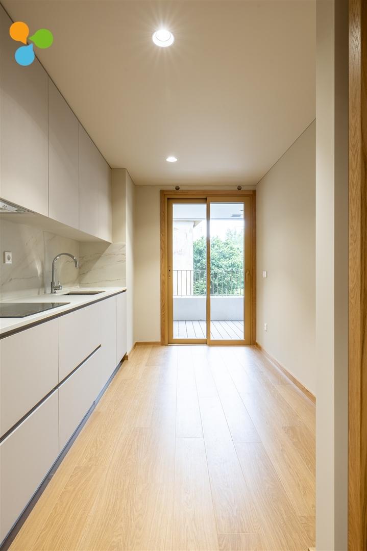 Apartamento T2 novo c/ terraço e 2 lugares de garagem