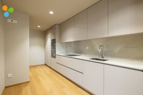 Apartamento T2 novo c/ terraço e 2 lugares de garagem