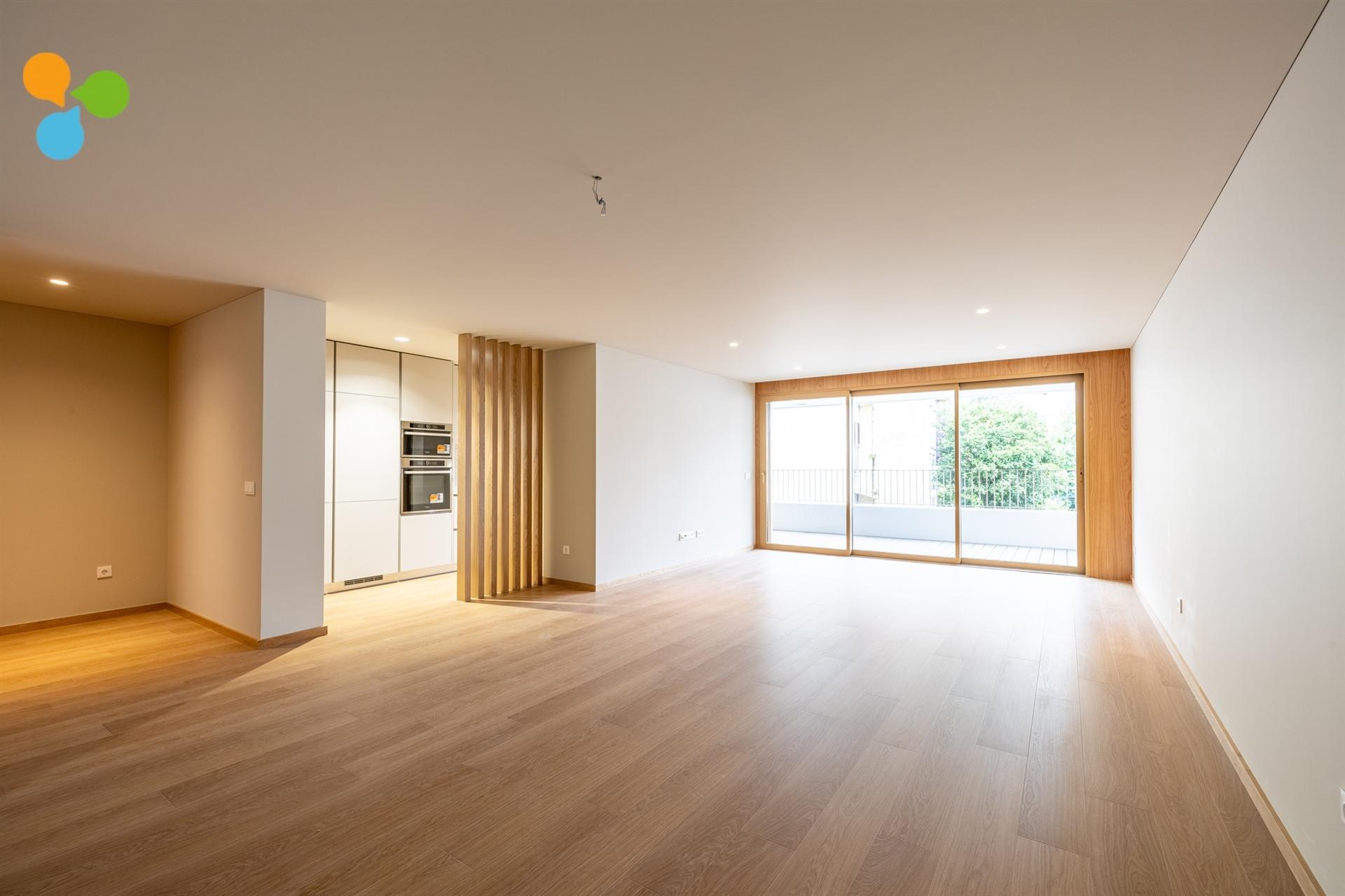 Apartamento T2 novo c/ terraço e 2 lugares de garagem