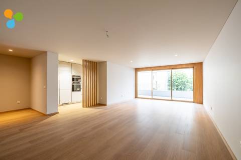 Apartamento T2 novo c/ terraço e 2 lugares de garagem