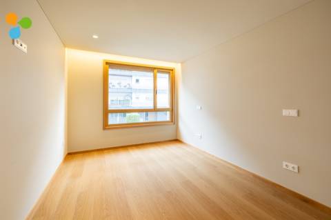 Apartamento T2 novo c/ terraço e 2 lugares de garagem