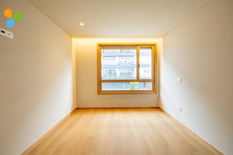 Apartamento T2 novo c/ terraço e 2 lugares de garagem