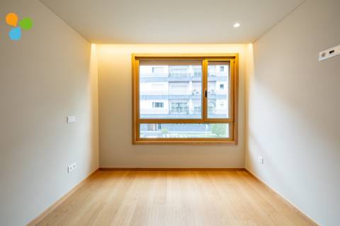 Apartamento T2 novo c/ terraço e 2 lugares de garagem