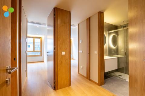 Apartamento T2 novo c/ terraço e 2 lugares de garagem