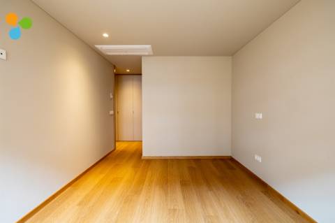 Apartamento T2 novo c/ terraço e 2 lugares de garagem