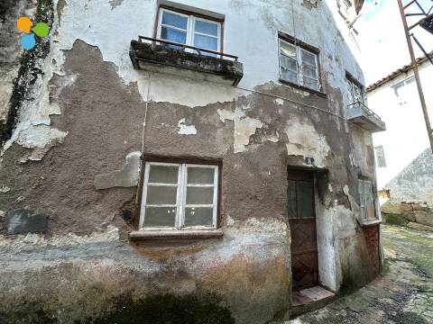 Moradia de 3 pisos para reabilitação , Centro histórico do Tortosendo