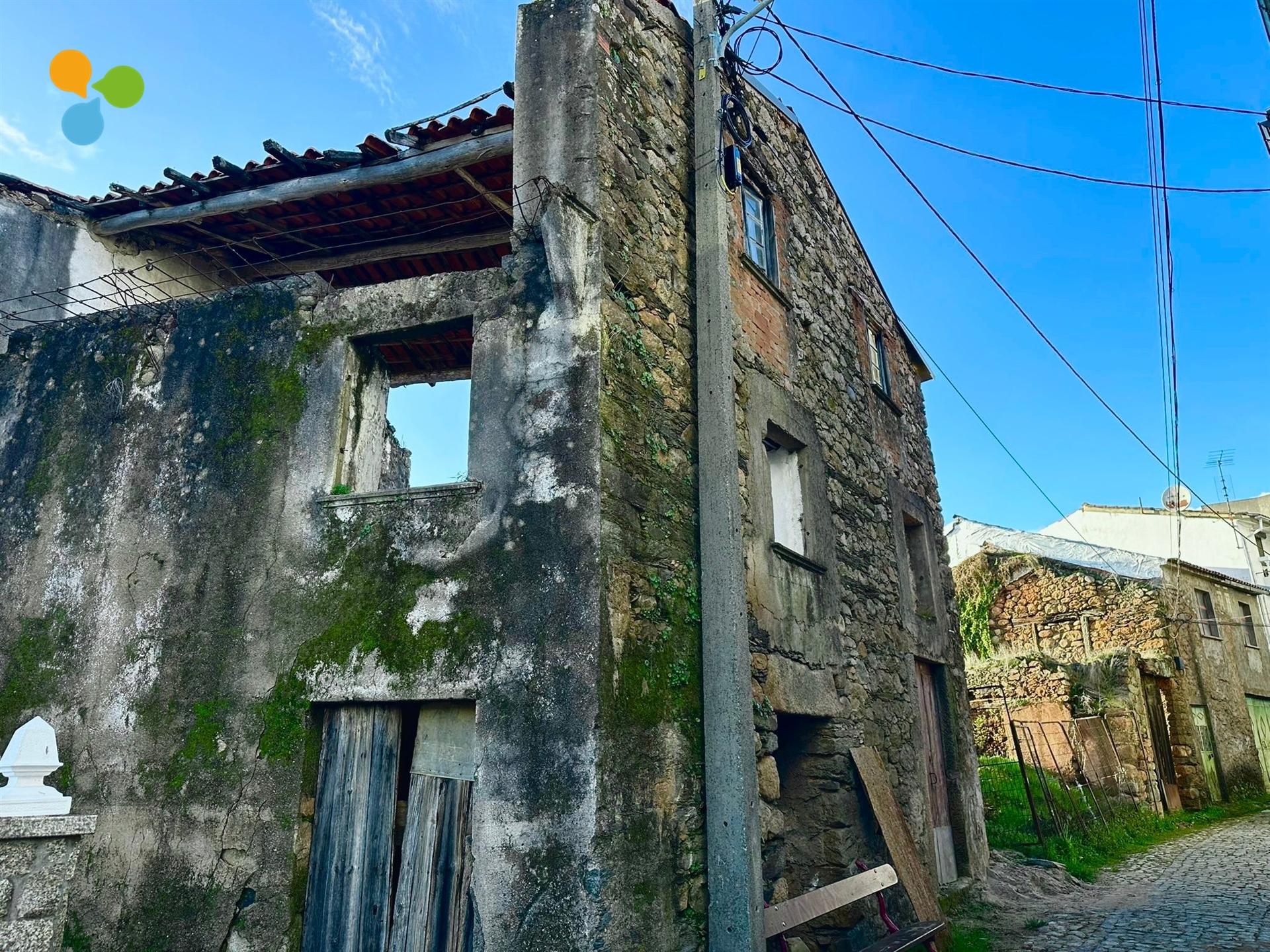 Ruína com projeto para moradia familiar – Paul, Covilhã