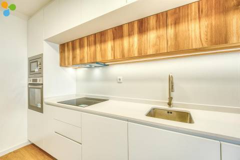 T2+1 Renovado com Varandas e Lugar de Garagem | Próximo da Rotunda da Areosa