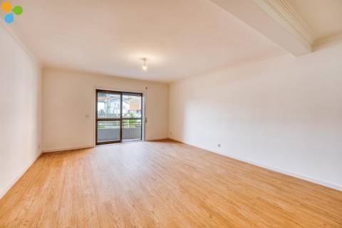 T2+1 Renovado com Varandas e Lugar de Garagem | Próximo da Rotunda da Areosa