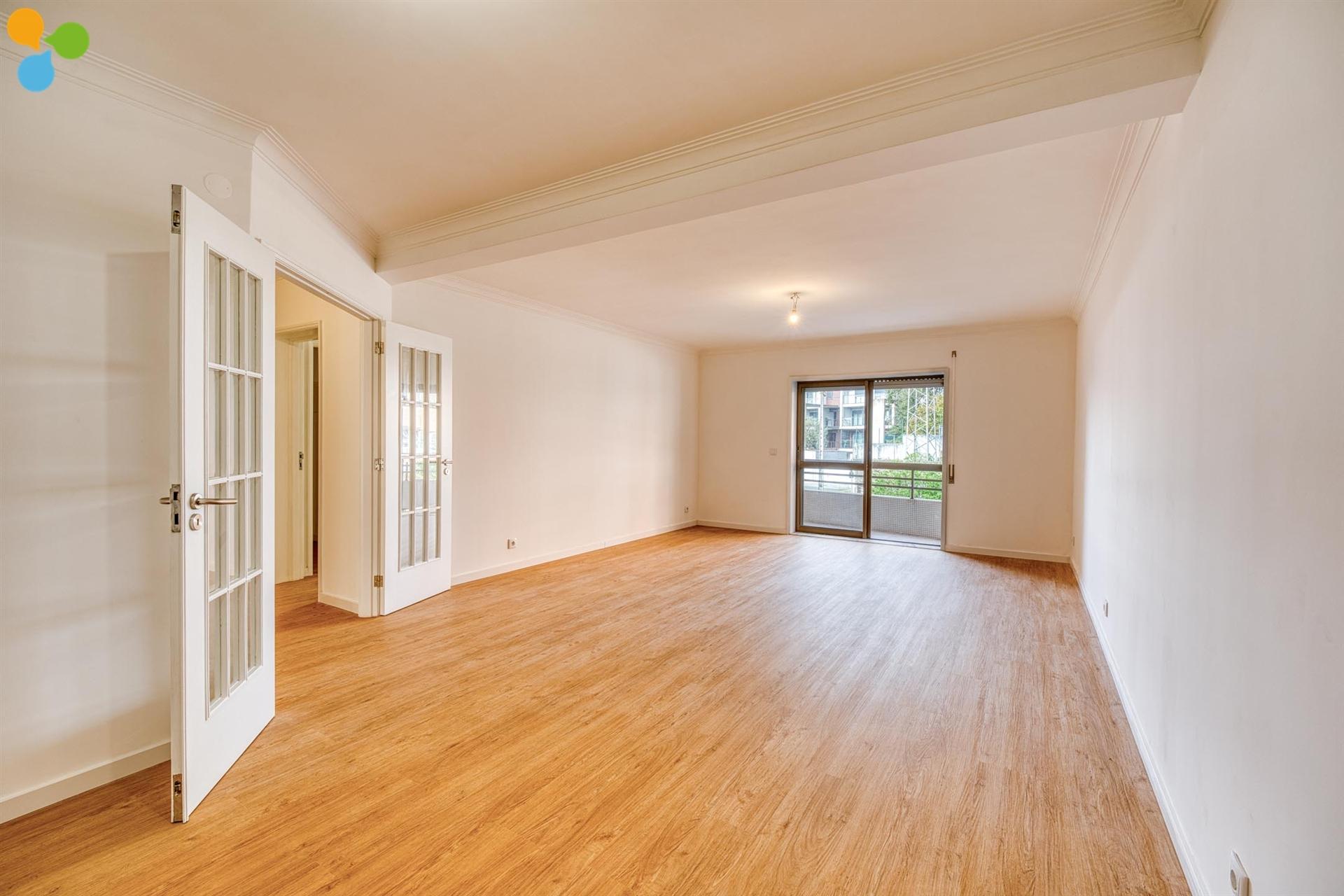 T2+1 Renovado com Varandas e Lugar de Garagem | Próximo da Rotunda da Areosa