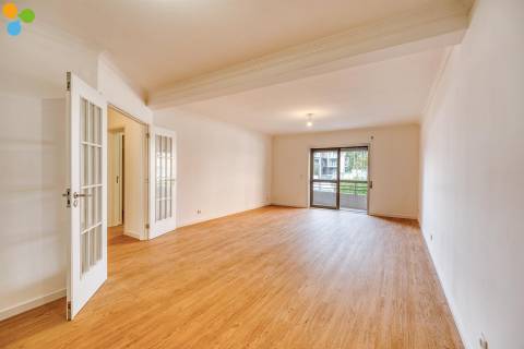 T2+1 Renovado com Varandas e Lugar de Garagem | Próximo da Rotunda da Areosa