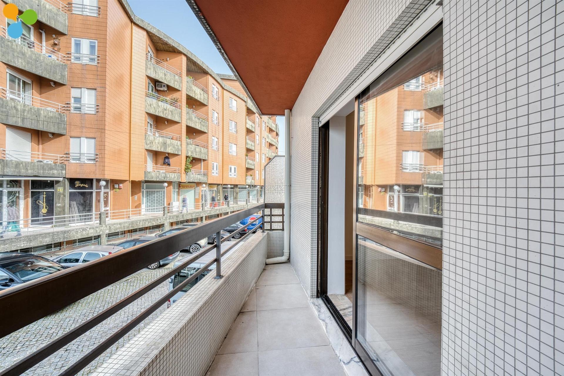 T2+1 Renovado com Varandas e Lugar de Garagem | Próximo da Rotunda da Areosa