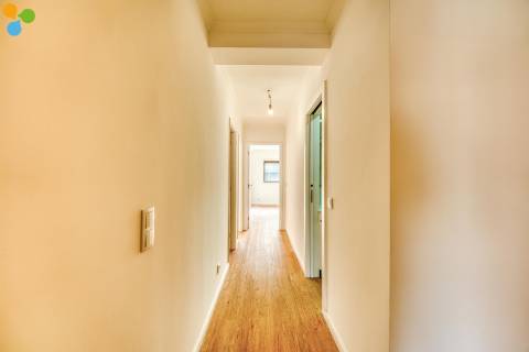 T2+1 Renovado com Varandas e Lugar de Garagem | Próximo da Rotunda da Areosa