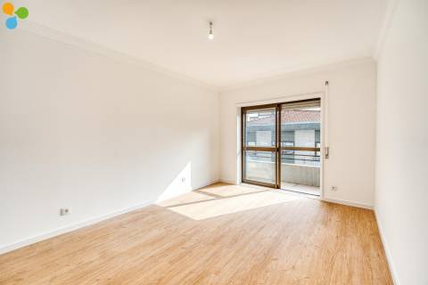 T2+1 Renovado com Varandas e Lugar de Garagem | Próximo da Rotunda da Areosa