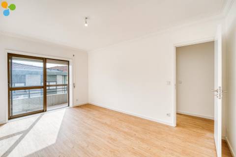 T2+1 Renovado com Varandas e Lugar de Garagem | Próximo da Rotunda da Areosa