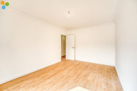 T2+1 Renovado com Varandas e Lugar de Garagem | Próximo da Rotunda da Areosa