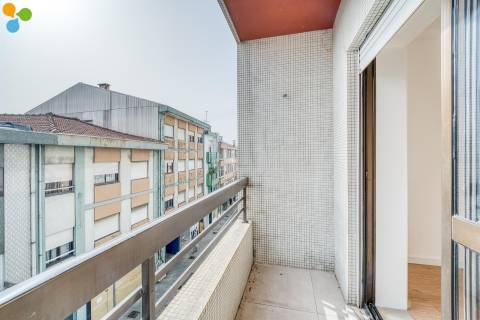 T2+1 Renovado com Varandas e Lugar de Garagem | Próximo da Rotunda da Areosa