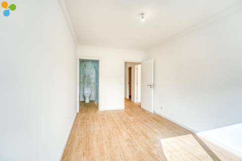 T2+1 Renovado com Varandas e Lugar de Garagem | Próximo da Rotunda da Areosa