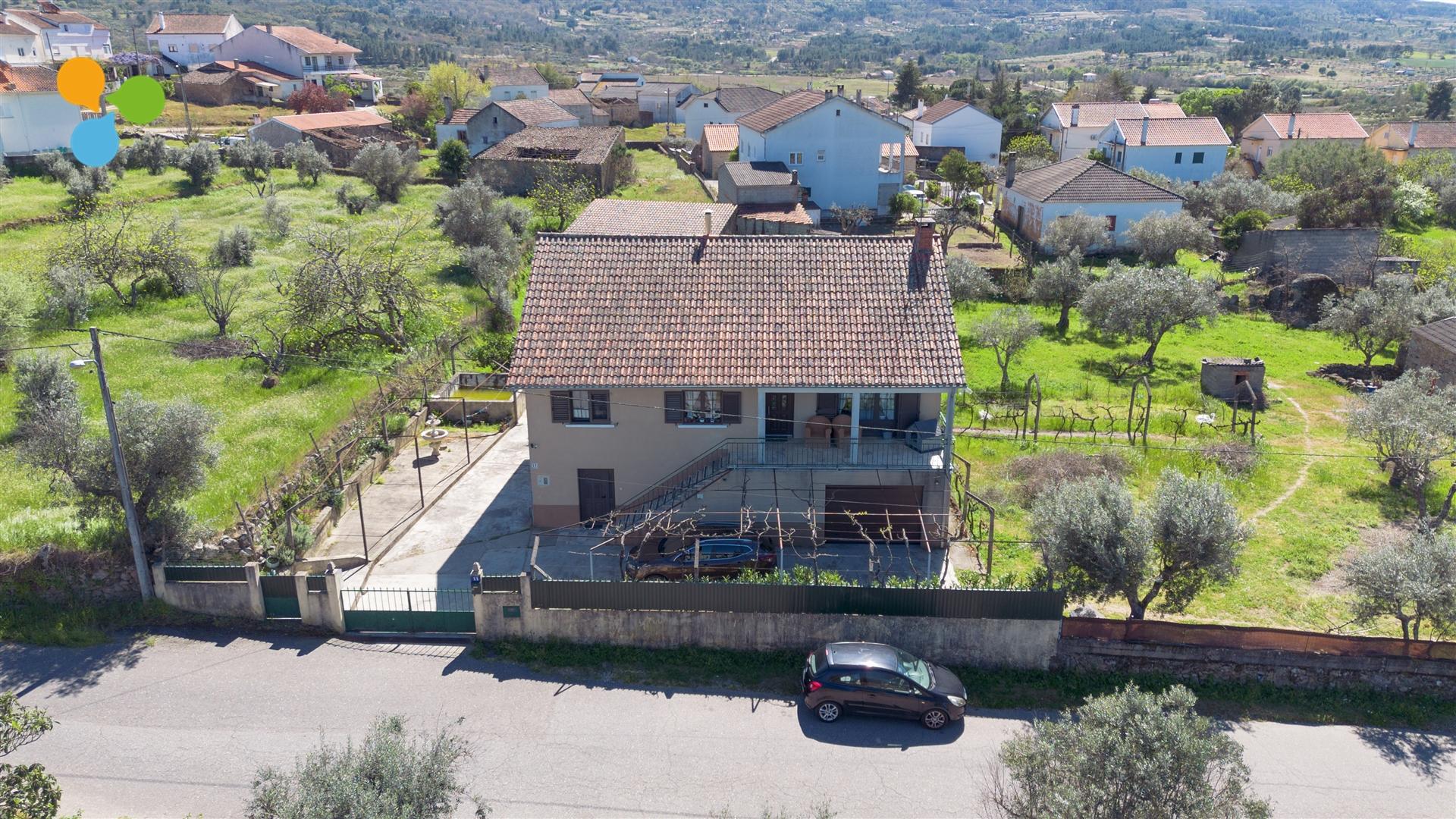 Quintinha com 3 casas