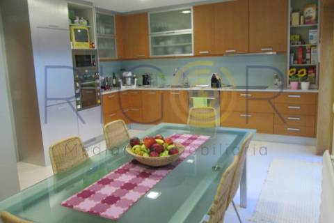 Excelente moradia com 3 frentes como nova