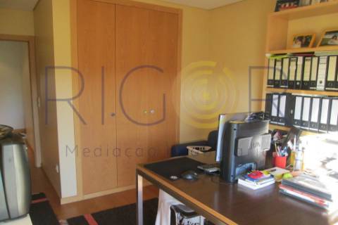 Excelente moradia com 3 frentes como nova