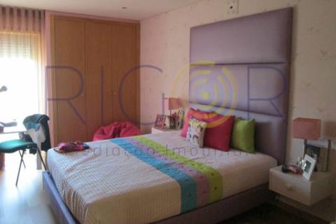 Excelente moradia com 3 frentes como nova