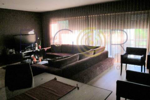 Excelente moradia com 3 frentes como nova