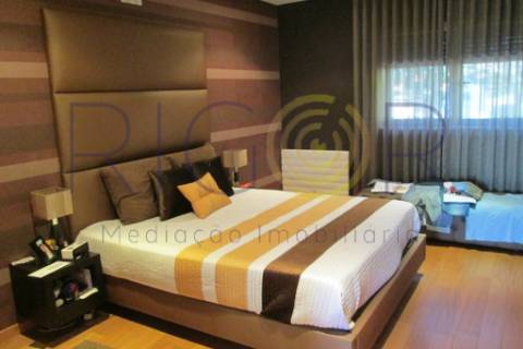 Excelente moradia com 3 frentes como nova