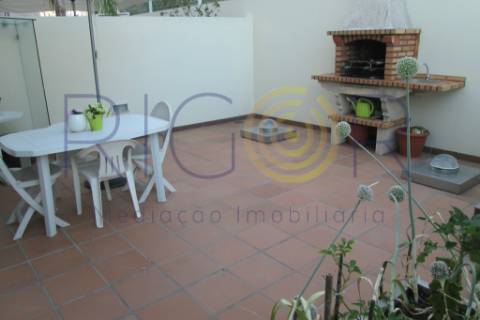 Excelente moradia com 3 frentes como nova